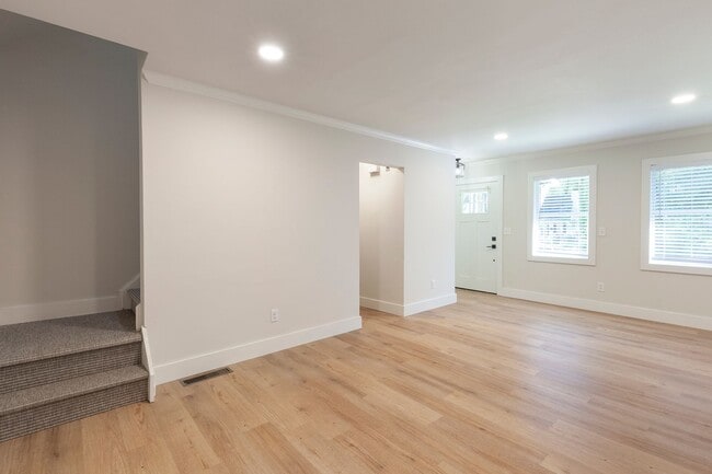 Building Photo - 3bd/3ba Home w/ Fully Fenced Backyard and Deck!