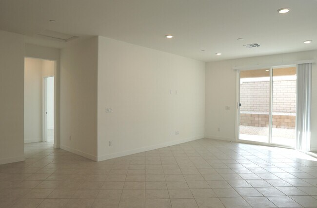 Building Photo - 73593 Travers St