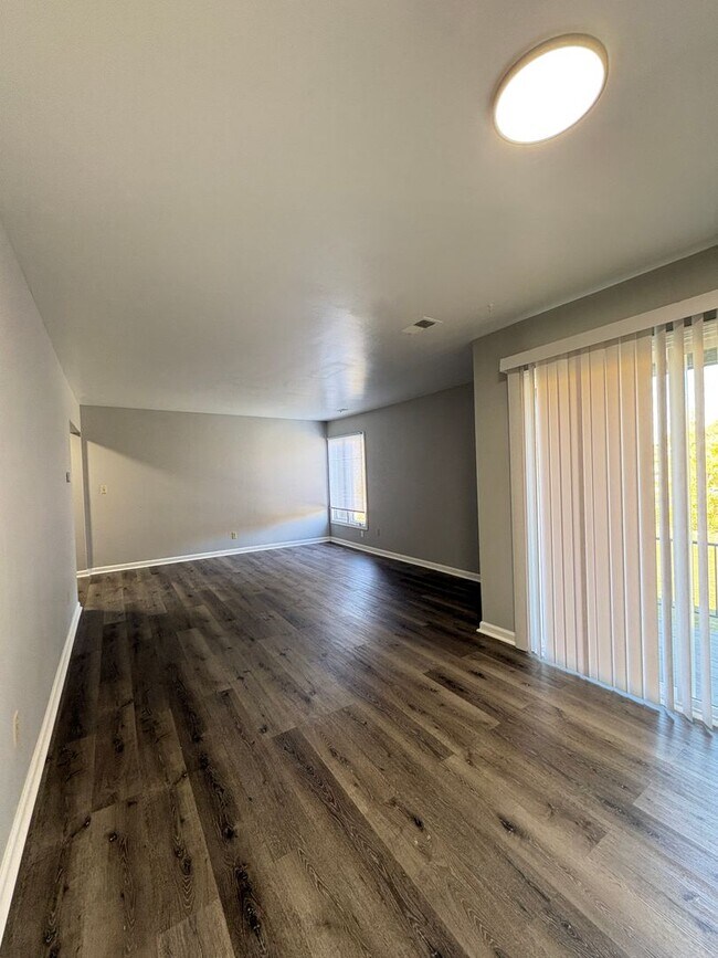 Building Photo - Remington On Rockville Living