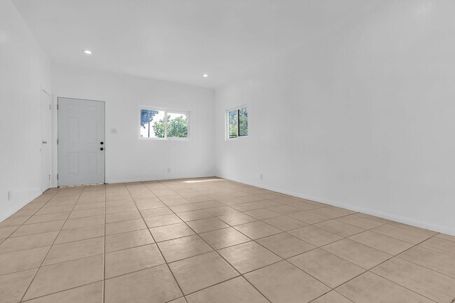 Building Photo - 915 E 91st St