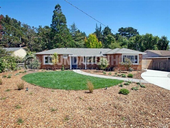 Building Photo - Remodeled 4BD/2BA in Prime Tiburon Locatio...