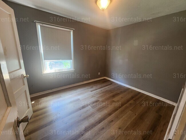 Building Photo - $1,050 - 3 bedroom / 1 bathroom - Single Family Home