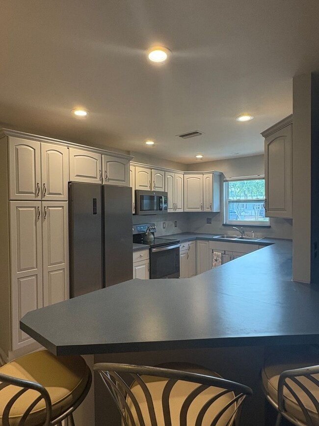 Building Photo - 3/2 Pool & Patio home in Stuart! Pool & Lawn care included!