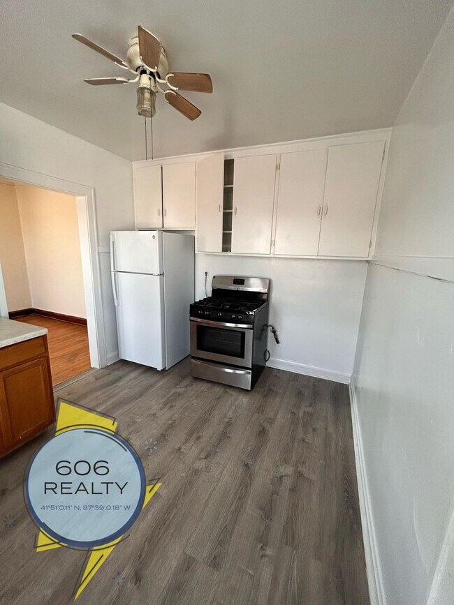 Building Photo - Belmont Cragin Apts Available!