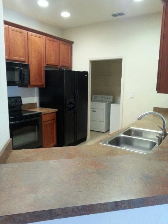 Building Photo - 3000 Laurel Park Ln