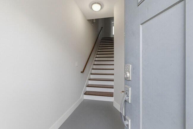 Building Photo - Modern 2 Bedroom Townhouse