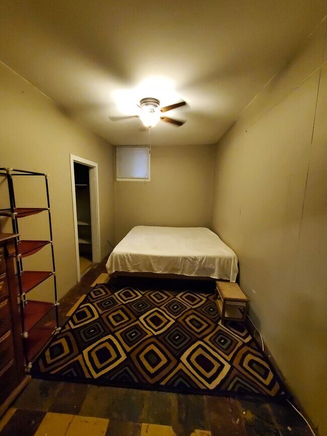 Building Photo - Large 1 bedroom remodeled apartment, washe...