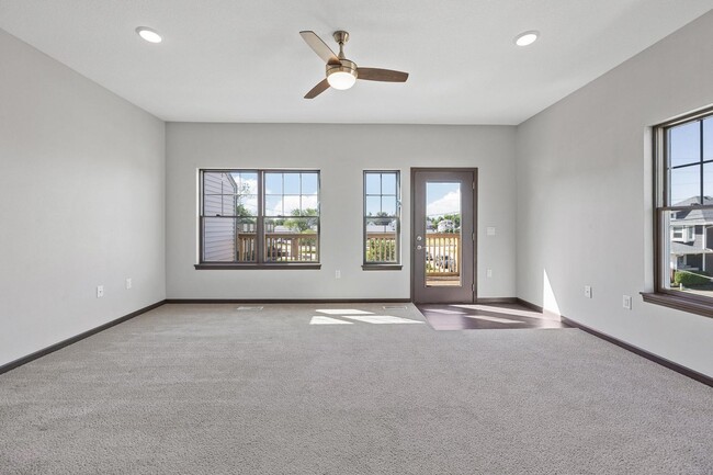 Building Photo - End Unit Townhome Just Blocks Away From Do...