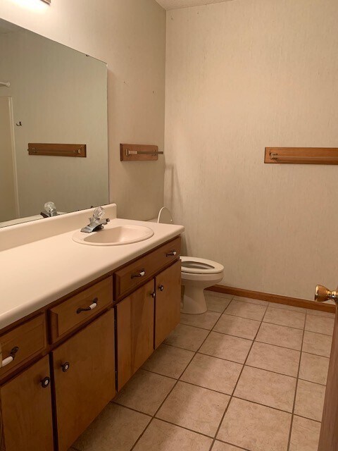 Building Photo - 2306 Pineview Dr