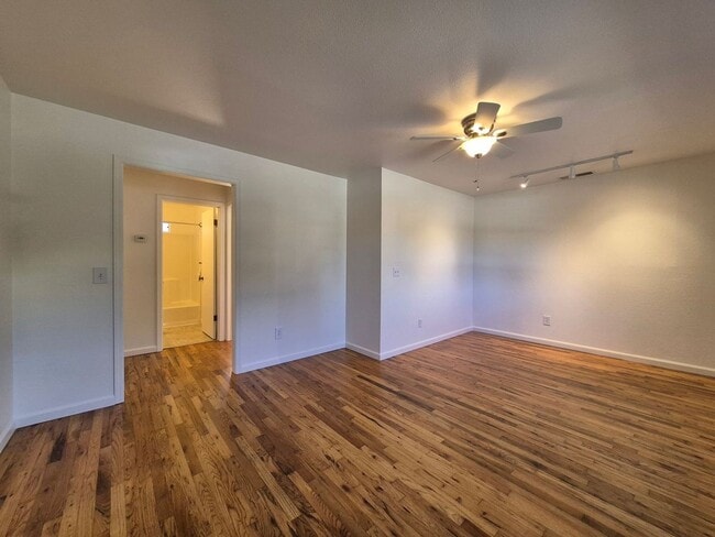 Building Photo - 2 Bedroom for Rent