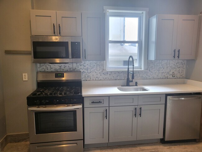 Building Photo - 214 Hermitage St