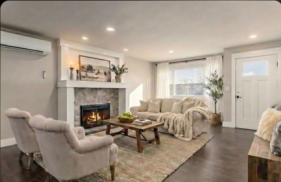 Building Photo - 604 W Crest Dr