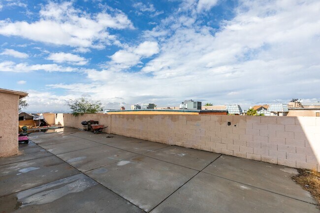 Building Photo - 6987 Mendon Ln