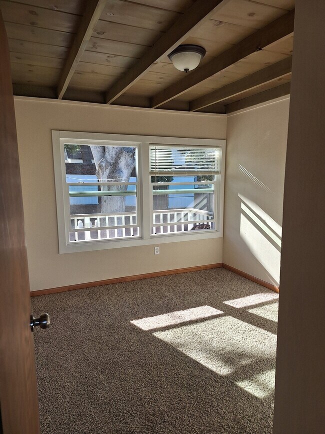 Building Photo - 140 N Lakeview St