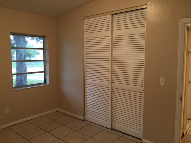 Building Photo - 2 Bed 1 Bath Home Pet Friendly Section 8 &...