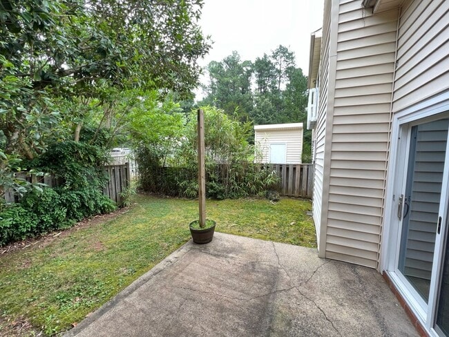 Building Photo - Adorable 3 Bedroom Townhouse w/ 1st Floor Bedroom