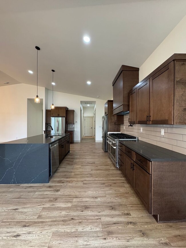 Building Photo - Luxury Rural Home Close to Town for Lease