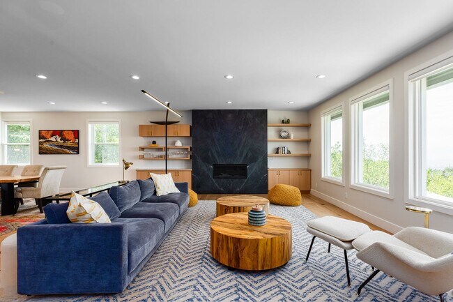 Building Photo - Stunning 5-Bedroom Modern Home with Panora...
