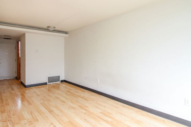 Building Photo - 2BR/1BA Apartment - Near Campus - Swift access to Class! WATER INCLUDED! $1,000/MO