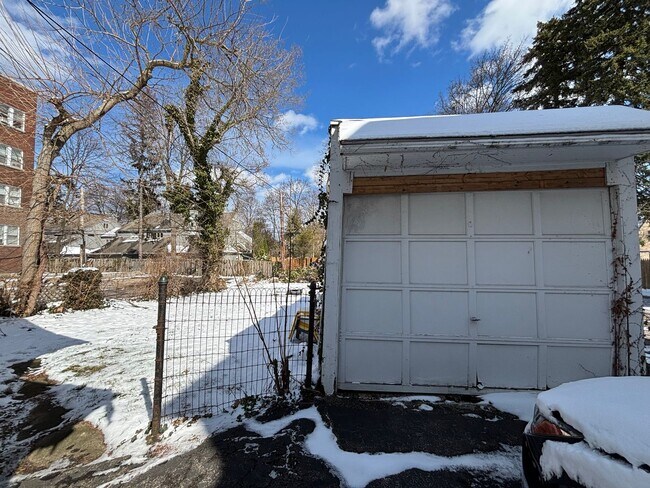 Building Photo - Single Family Home In The Park Ave Neighborhood!