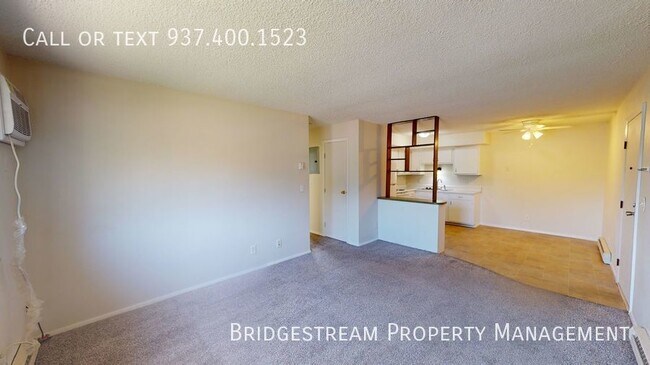 Building Photo - Nice middle level 2 Bedroom 1 bath unit in...