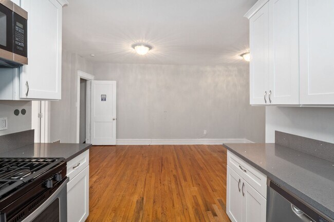 Building Photo - McDreamy 2BR w/ Balcony