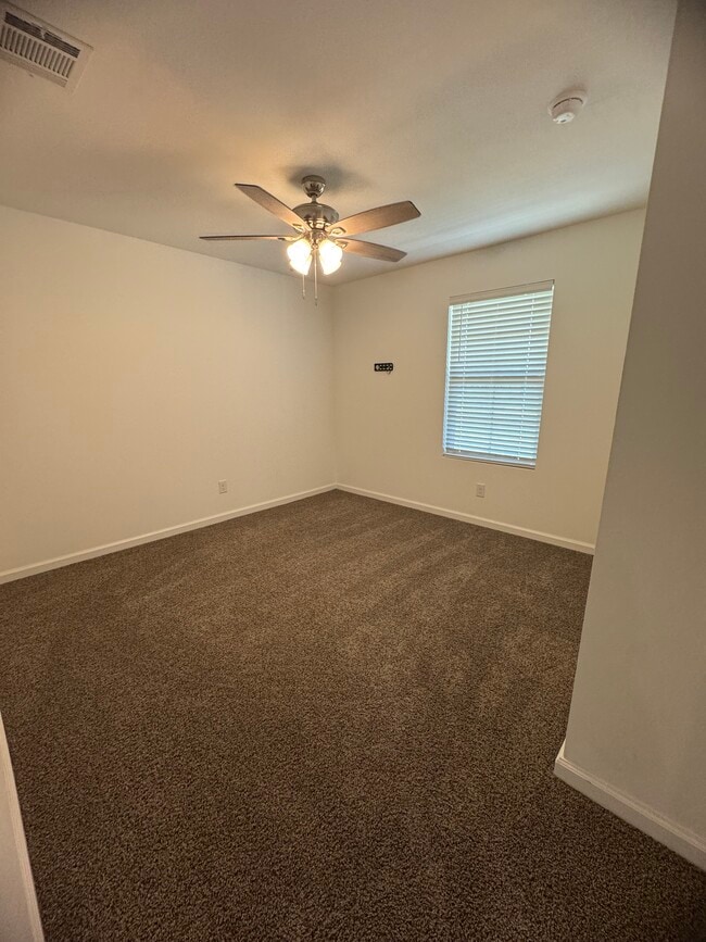Building Photo - 35487 Grovemont Dr