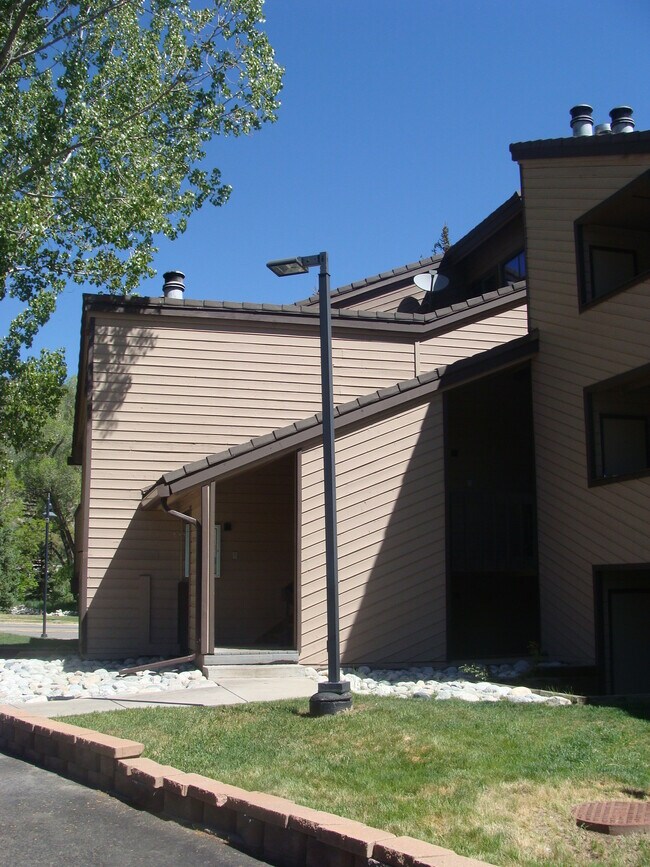 Building Photo - 1050 W Beaver Creek Blvd