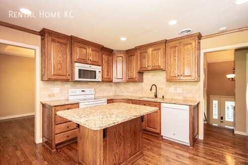 Building Photo - Beautifully updated split level with Finis...