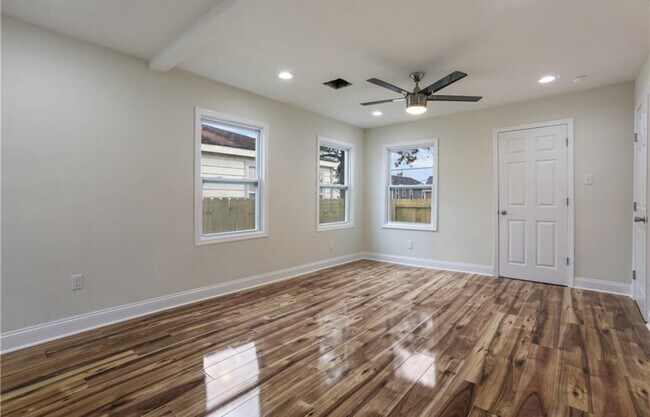 Building Photo - 5171 Mandeville St