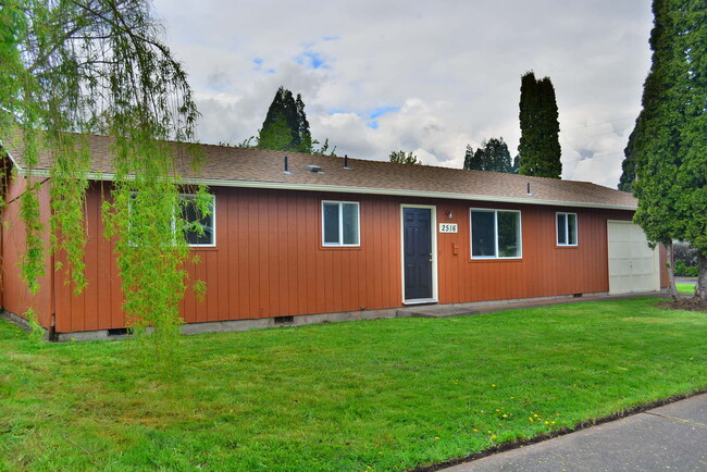 Primary Photo - Spacious 3 Bedroom, 1 Bath Pet Friendly Ho...