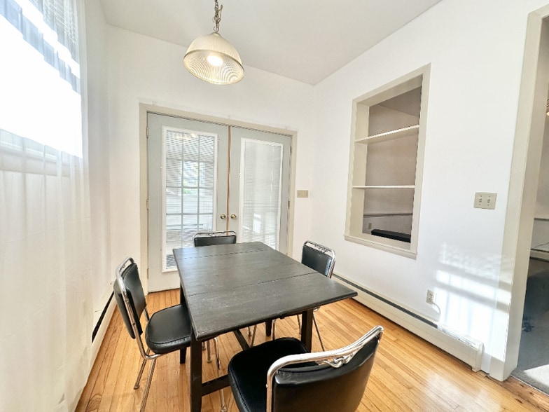 Building Photo - 573 Bloom St