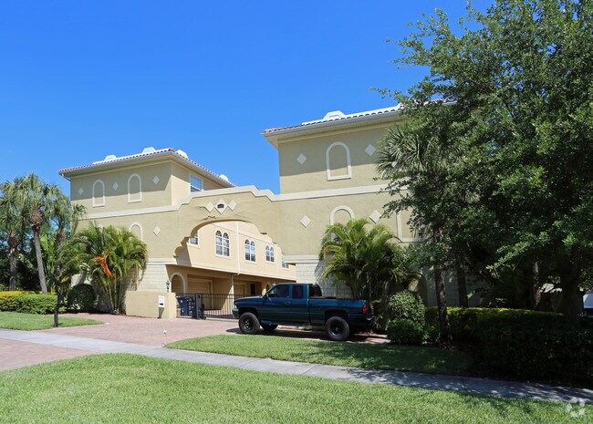 Building Photo - Sola Vista Condos