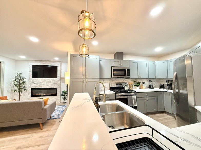 Building Photo - 3229 S Sherbourne Dr