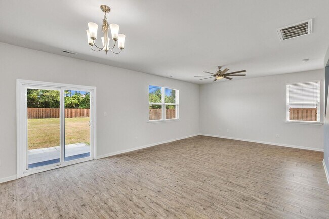 Building Photo - Updated Holly Ridge Home!