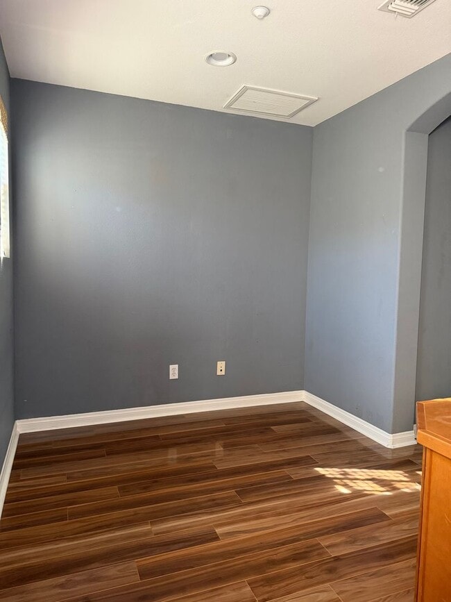 Building Photo - ESCALA - Luxury 2 / 2.5 Townhouse + 2 Car Garage in Gated Escala Community