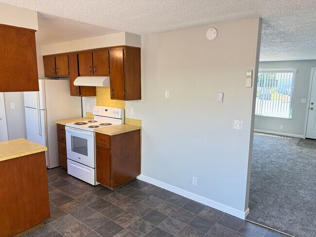 Building Photo - Updated 2 bedroom 1 bathroom dulpex in Springfield!