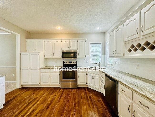 Building Photo - Beautifully Renovated Home in Olathe with a Finished Basement!