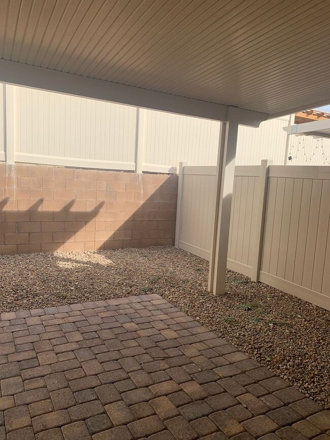 Building Photo - Upgraded Townhome