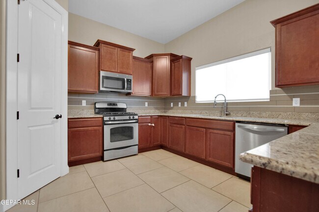 Building Photo - 5648 Valley Oak Dr
