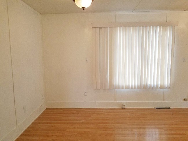 Building Photo - 1 br, 1 bath House - 121 6th Ave. W