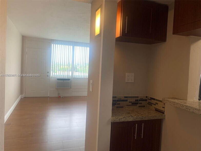 Building Photo - 6484 Indian Creek Dr