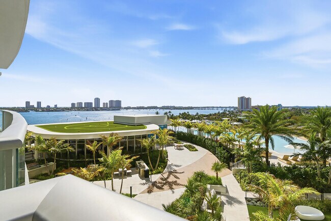 Building Photo - 220 Lake Shore Dr