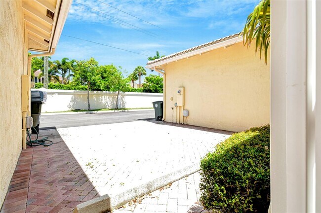 Building Photo - 1061 NW 18th Ave