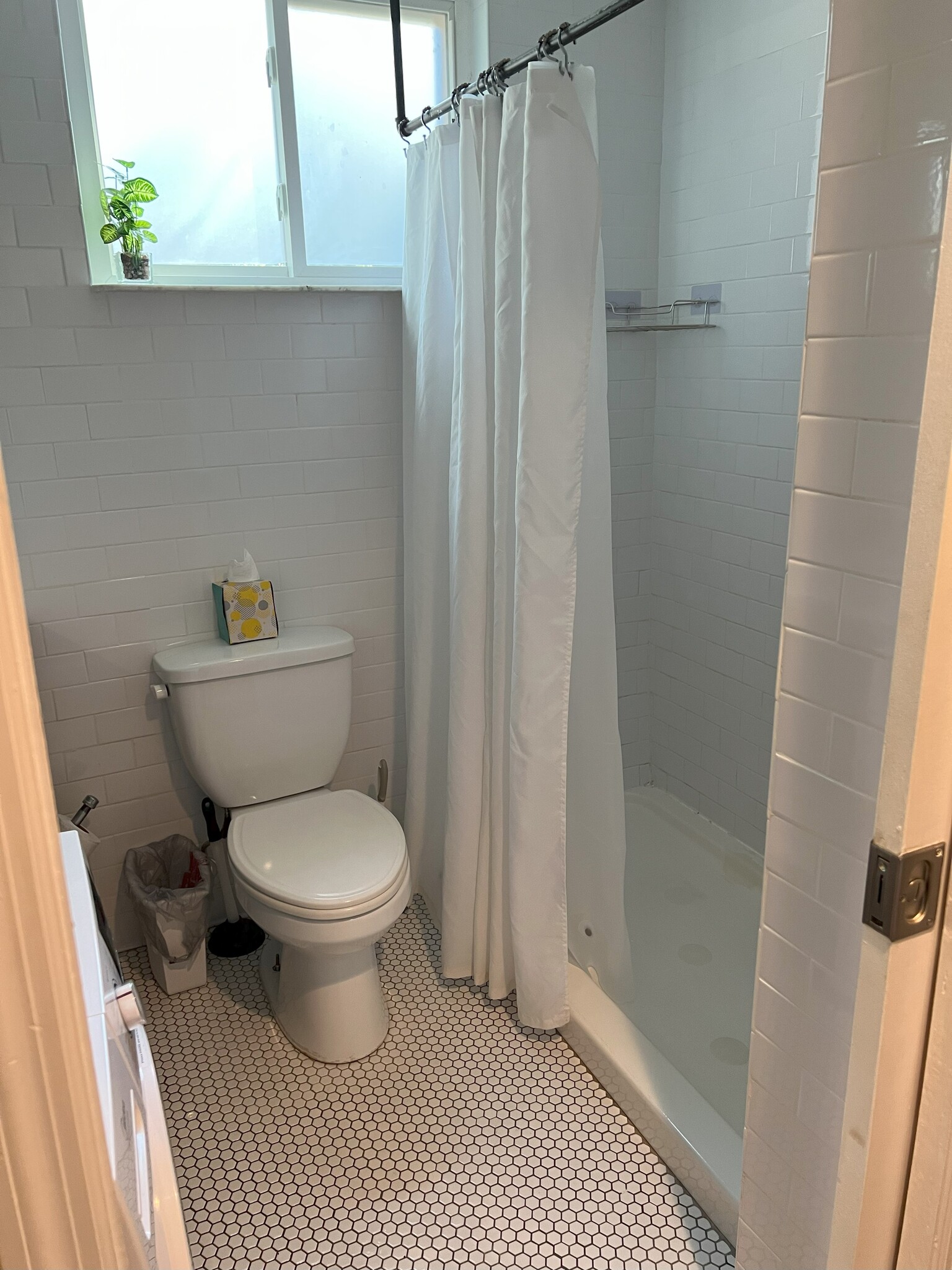 Large shower enclosure - 3277 N Whitney Ave