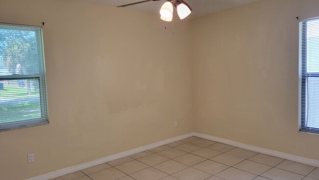 Building Photo - Annual unfurnished 2/1 half duplex in Sara...