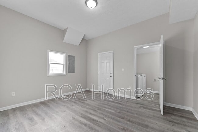 Building Photo - 2910 N Kenwood Ave