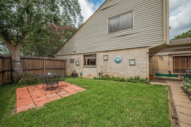 Building Photo - 12231 Carriage Hill Dr