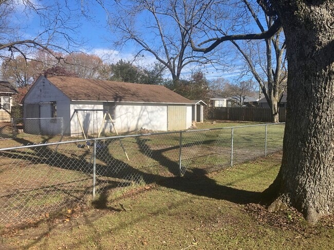 Building Photo - 3 Bedrooms 1 Bath
