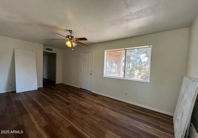 Building Photo - 532 S Mesa Dr